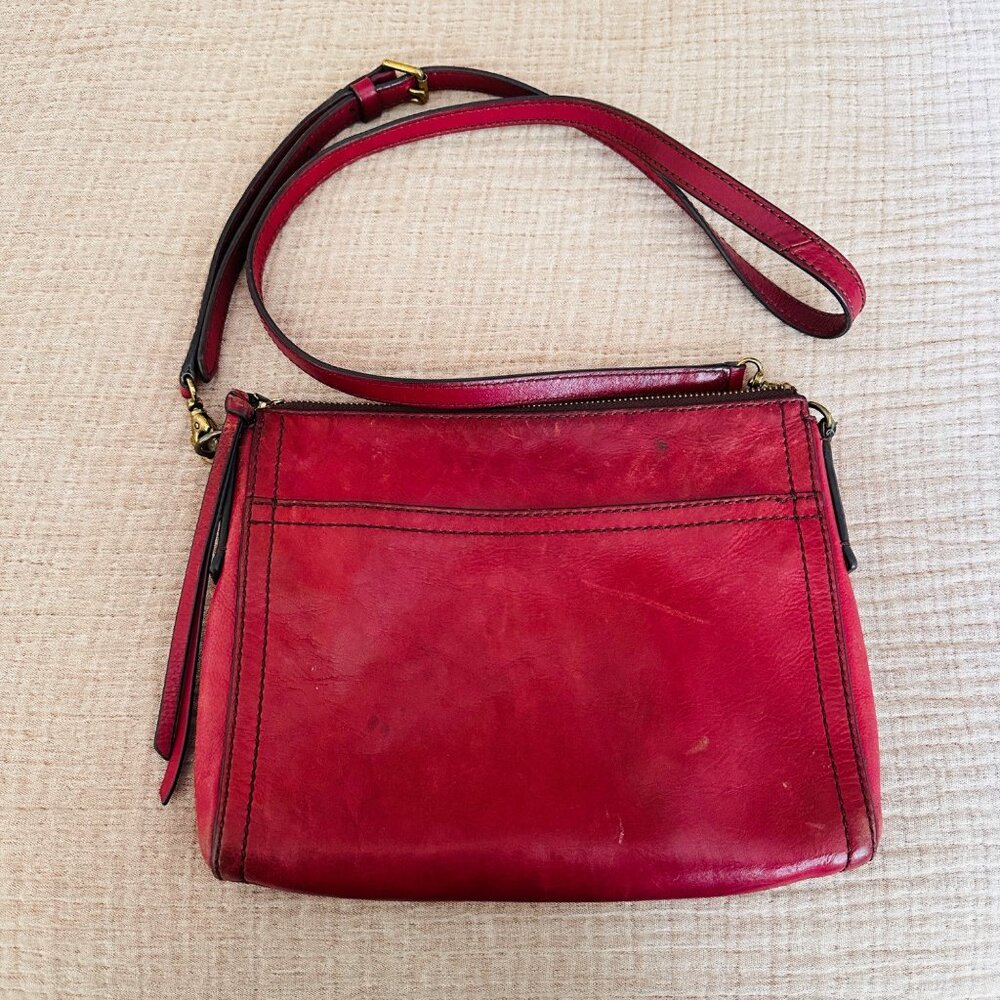 Vintage Fossil Red Leather Crossbody Bag With Adjustable Strap & Zipper‎ Closure